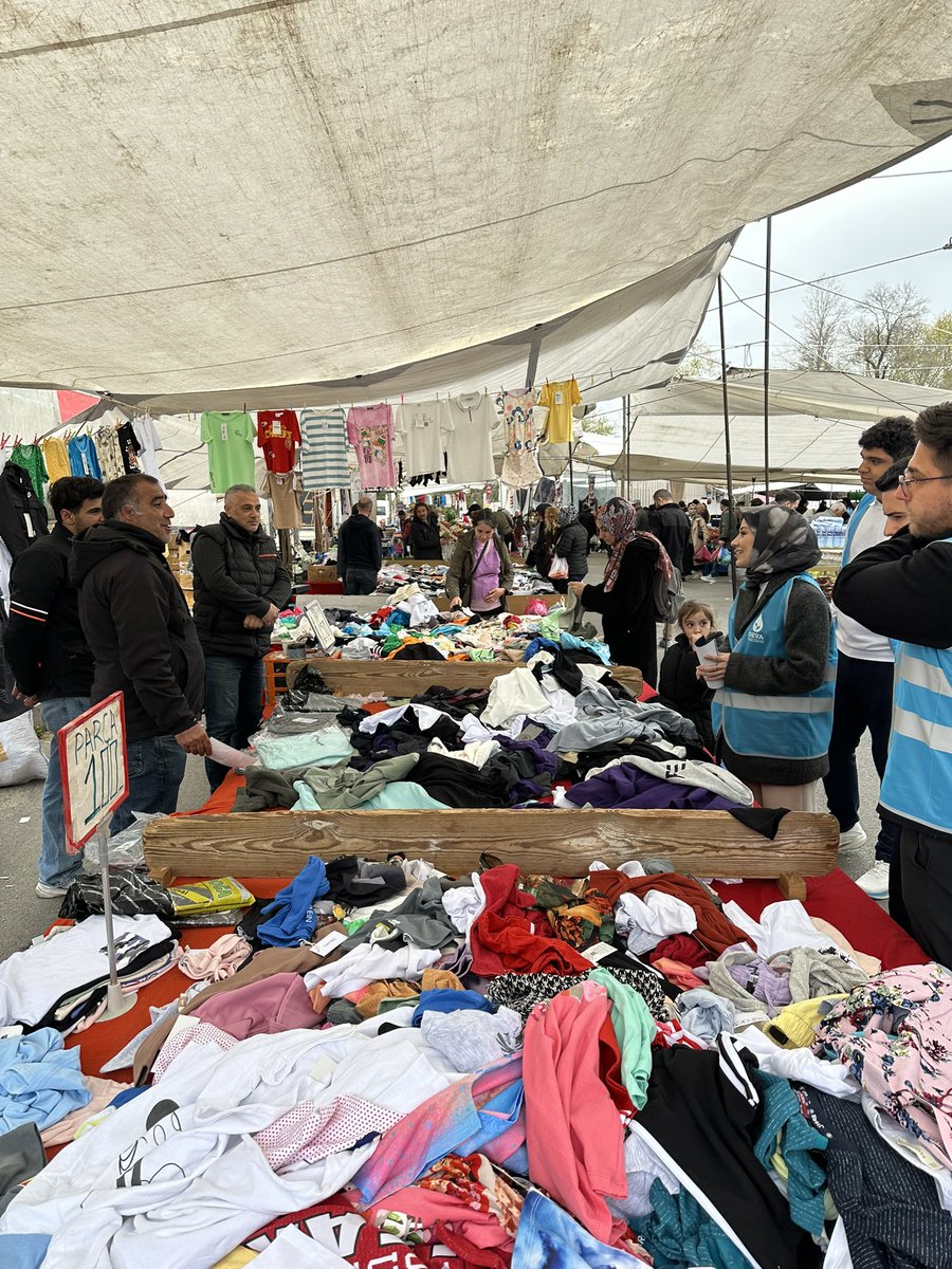 busrasakinmaz's tweet photo. Beykoz Semt Pazarı bugün mavilendi, çok üzülerek söylüyorum artık gözler her zamankinden daha dolu. 

Esnaf her zamankinden daha çaresiz. 
Çaresi var, biz varız. https://t.co/6Tnh2Tf3WG