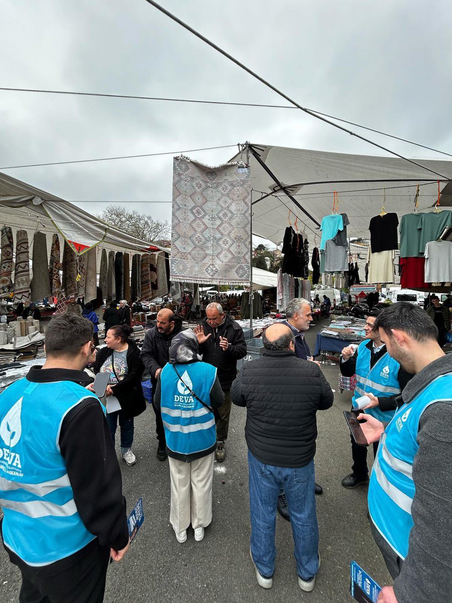 busrasakinmaz's tweet photo. Beykoz Semt Pazarı bugün mavilendi, çok üzülerek söylüyorum artık gözler her zamankinden daha dolu. 

Esnaf her zamankinden daha çaresiz. 
Çaresi var, biz varız. https://t.co/6Tnh2Tf3WG