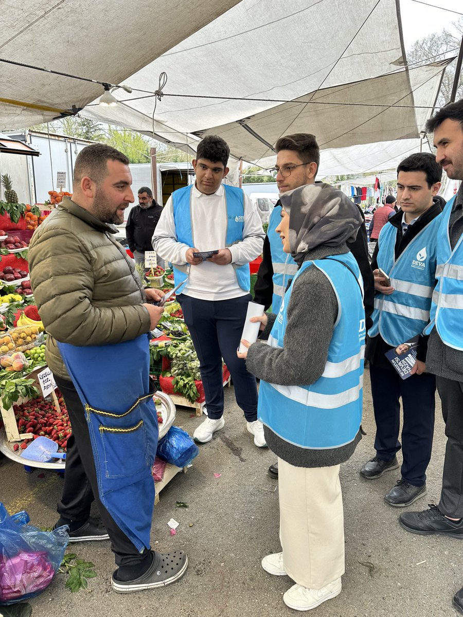 busrasakinmaz's tweet photo. Beykoz Semt Pazarı bugün mavilendi, çok üzülerek söylüyorum artık gözler her zamankinden daha dolu. 

Esnaf her zamankinden daha çaresiz. 
Çaresi var, biz varız. https://t.co/6Tnh2Tf3WG