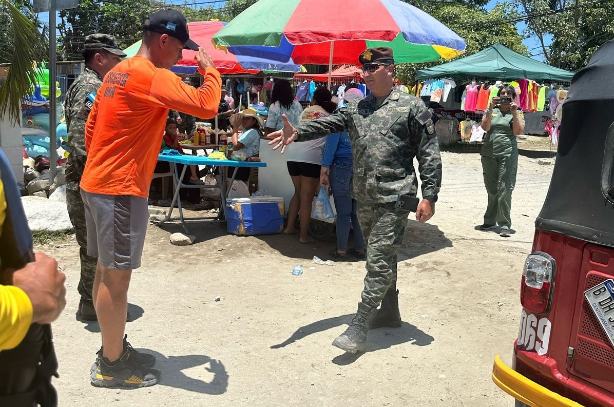 FFAAHN's tweet photo. El Director de la Escuela de Comando y Estado Mayor de las Fuerzas Armadas #ECEMFFAA Coronel de Caballería D.E.M. Marcos Alexander Lanza Ávila, supervisor del Departamento de Cortes, acompañado de su Comitiva de Inspección, Jefe del Departamento de Organización, Adiestramiento Operaciones, Sefide (FN-3) de la Fuerza Naval de Honduras Capitán de Fragata DEMN Rolando Canales Chirinos y el Comandante de la Base Naval de Puerto Cortes Capitán de Fragata DEMN Jose Rafael Triminio Lopez, realizan supervisión de los trabajados realizados en El puesto de socorro ubicado en la Playa de Omoa, Cortés.
#SemanaSanta2025
#SemanaSantaSegura
#200AñosAlServicioDeLaPatria
#EjércitoDeHonduras