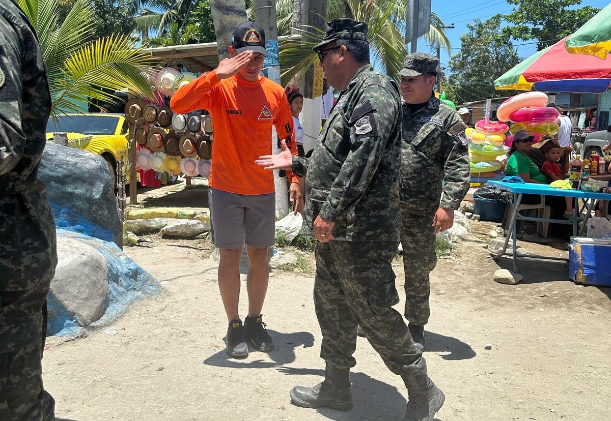 FFAAHN's tweet photo. El Director de la Escuela de Comando y Estado Mayor de las Fuerzas Armadas #ECEMFFAA Coronel de Caballería D.E.M. Marcos Alexander Lanza Ávila, supervisor del Departamento de Cortes, acompañado de su Comitiva de Inspección, Jefe del Departamento de Organización, Adiestramiento Operaciones, Sefide (FN-3) de la Fuerza Naval de Honduras Capitán de Fragata DEMN Rolando Canales Chirinos y el Comandante de la Base Naval de Puerto Cortes Capitán de Fragata DEMN Jose Rafael Triminio Lopez, realizan supervisión de los trabajados realizados en El puesto de socorro ubicado en la Playa de Omoa, Cortés.
#SemanaSanta2025
#SemanaSantaSegura
#200AñosAlServicioDeLaPatria
#EjércitoDeHonduras