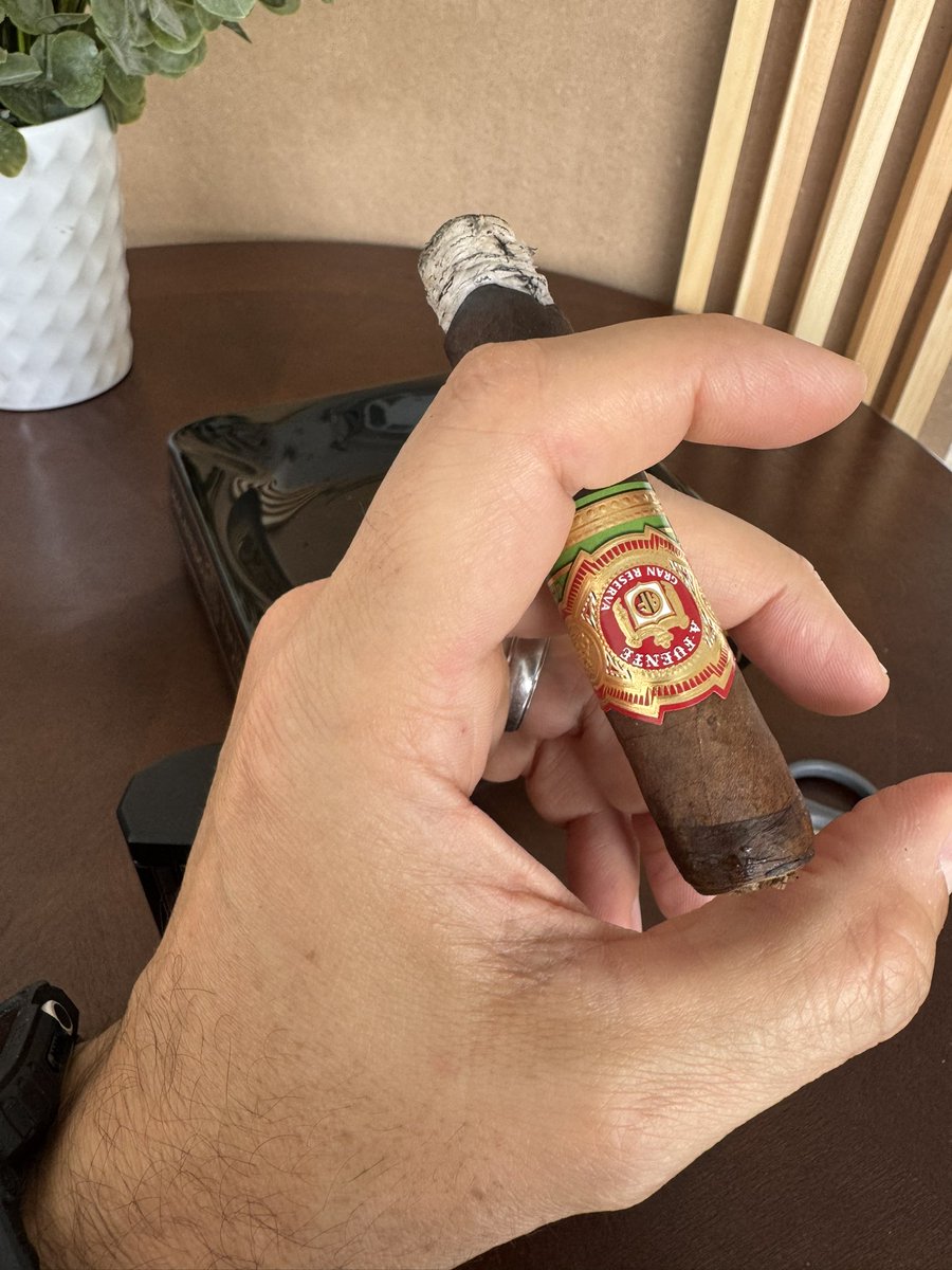 dosramoscigars's tweet photo. @AFuenteCigars Chateau Fuente Maduro #Cigars #CigarLife #CigarAficionado #DosRamosCigars https://t.co/XeABEbf4Cq