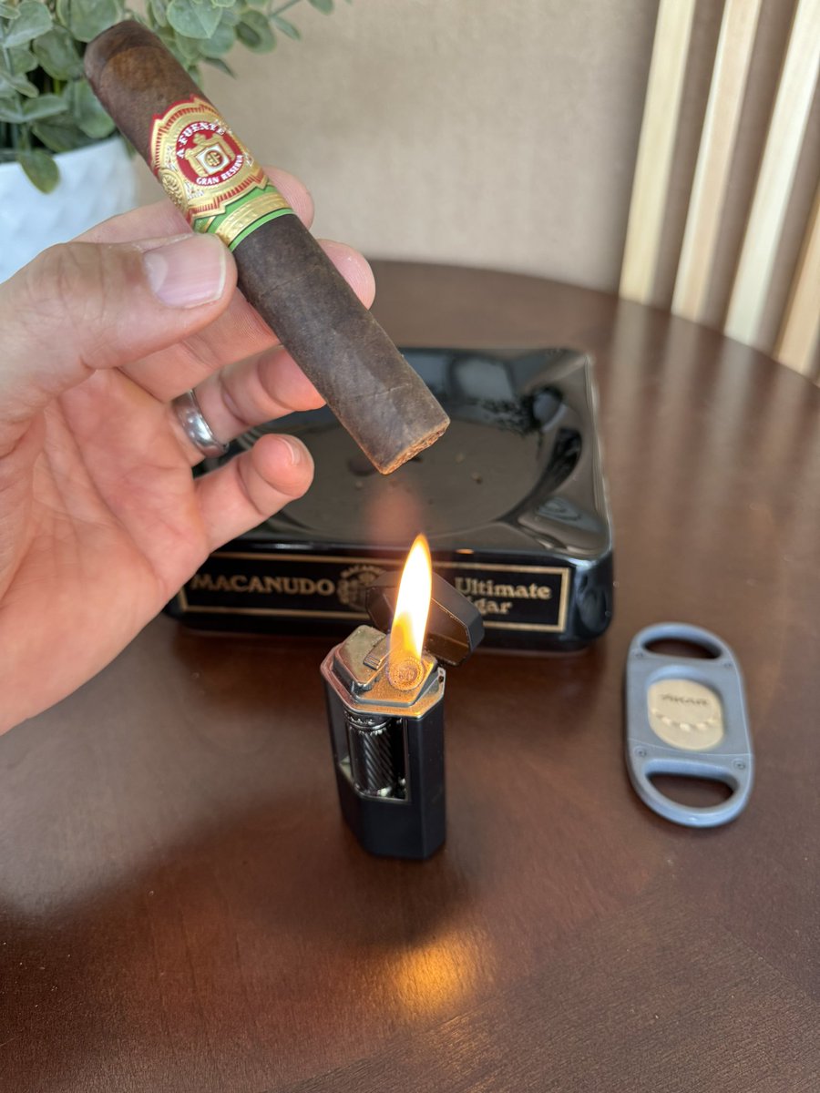 dosramoscigars's tweet photo. @AFuenteCigars Chateau Fuente Maduro #Cigars #CigarLife #CigarAficionado #DosRamosCigars https://t.co/XeABEbf4Cq