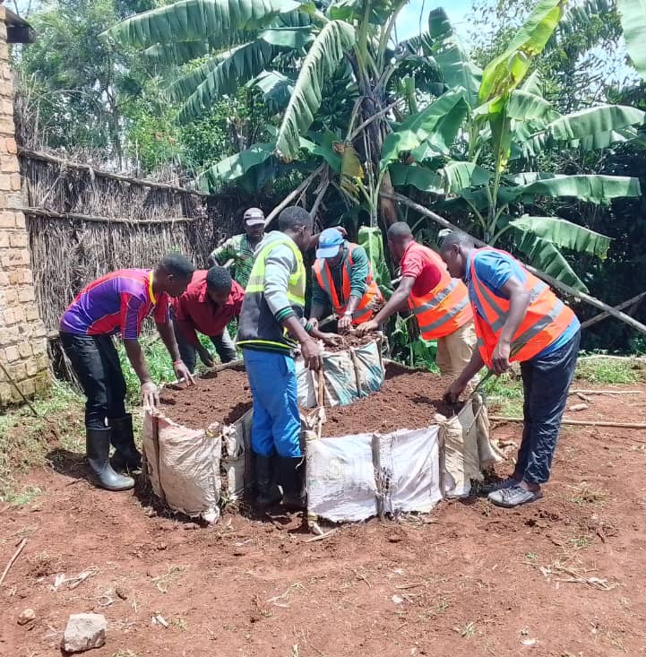 GicumbiN's tweet photo. None kuwa 19/04/2025 mu rwego rwo kurandura IMIRIRE MIBI N'IGWIRA urubyiruko rwa @GicumbiDistrict #Mukarangesector  rwubakiye imirima 4 y'igikoni  abaturage 4 batishoboye . https://t.co/BD3EkLZ3sY