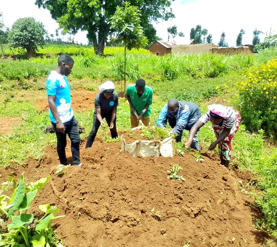 GicumbiN's tweet photo. None kuwa 19/04/2025 mu rwego rwo kurandura IMIRIRE MIBI N'IGWIRA urubyiruko rwa @GicumbiDistrict #Mukarangesector  rwubakiye imirima 4 y'igikoni  abaturage 4 batishoboye . https://t.co/BD3EkLZ3sY
