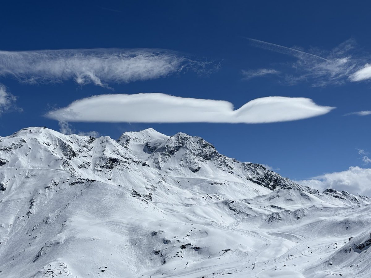 Joli lenticulaire sur Les Arcs 2000 pour une belle journée ☀️de ⛷️ après la grosse chute de jeudi ⁦<a href="/ParadiskiResort/">Paradiski</a>⁩