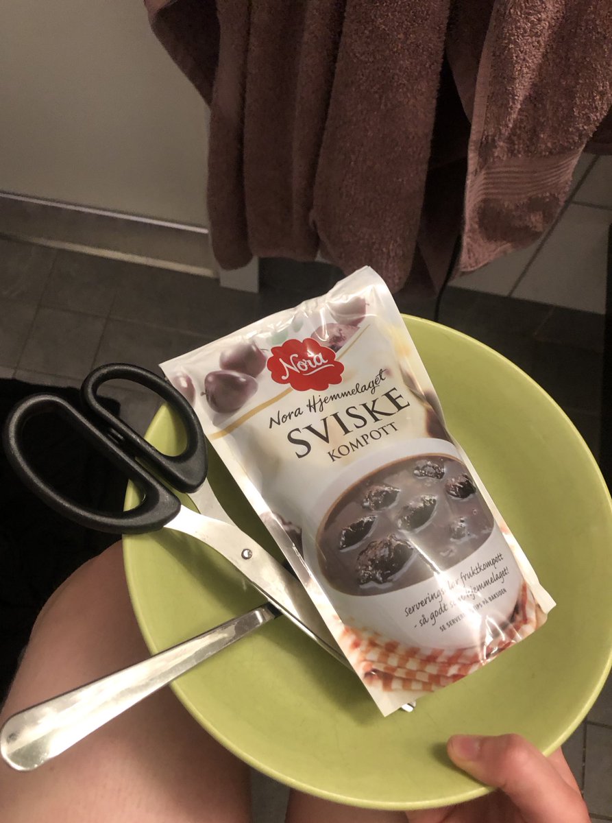 hallospaceb0y's tweet photo. Tviler på at det er noen andre som har en like bra påskeaften som meg🐣🐣❤️ https://t.co/Z5j9SASk8y