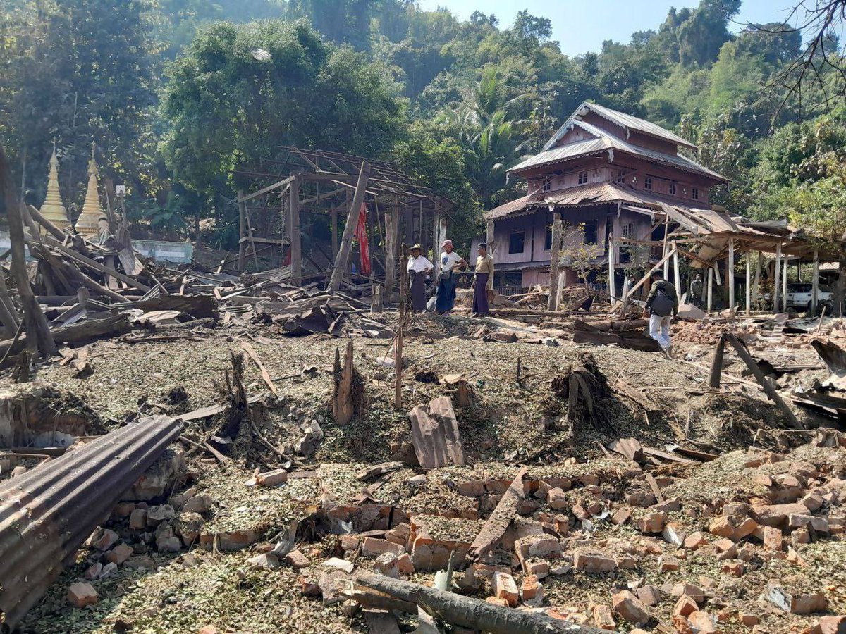 ahko0852's tweet photo. 📍📍📍This is so heartbreaking!!💔💔💔
People in Burma are suffering disaster and at the same time bombed by this ruthless Military regime📍📍📍📍 https://t.co/HeICWW2SbE
