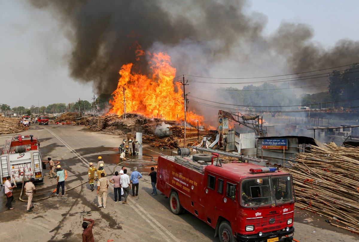 EnglishSalar's tweet photo. Huge fire hits a Maha Kumbh tent warehouse in Prayagraj 7 firemen injured no casualties blaze doused after 6 hours thanks to rapid response.
Story: https://t.co/kajrqf9Co6
#PrayagrajFire #MahaKumbh2024 #BreakingNews #WarehouseFire #DailySalarEnglish #FirefightingEfforts https://t.co/776qQGvSLG