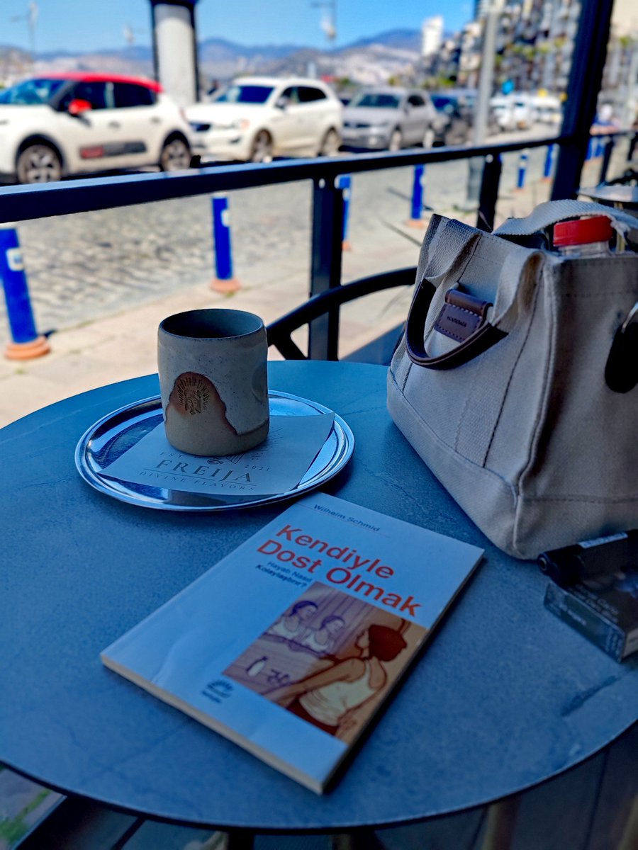 Bu sabah İzmir'e gittim. Kahvemi içerken iç sesimle flört ettim, ne yalan söyleyeyim, baya da iyi anlaştık. Ama bugün kendimle baş başa kaldım. Kordon'da yürüdükçe içim arındı,sessizlikle dost oldum.
Gerçek insanlar zor, ama kahve, kitap ve ben… fena üçlü değiliz☺️