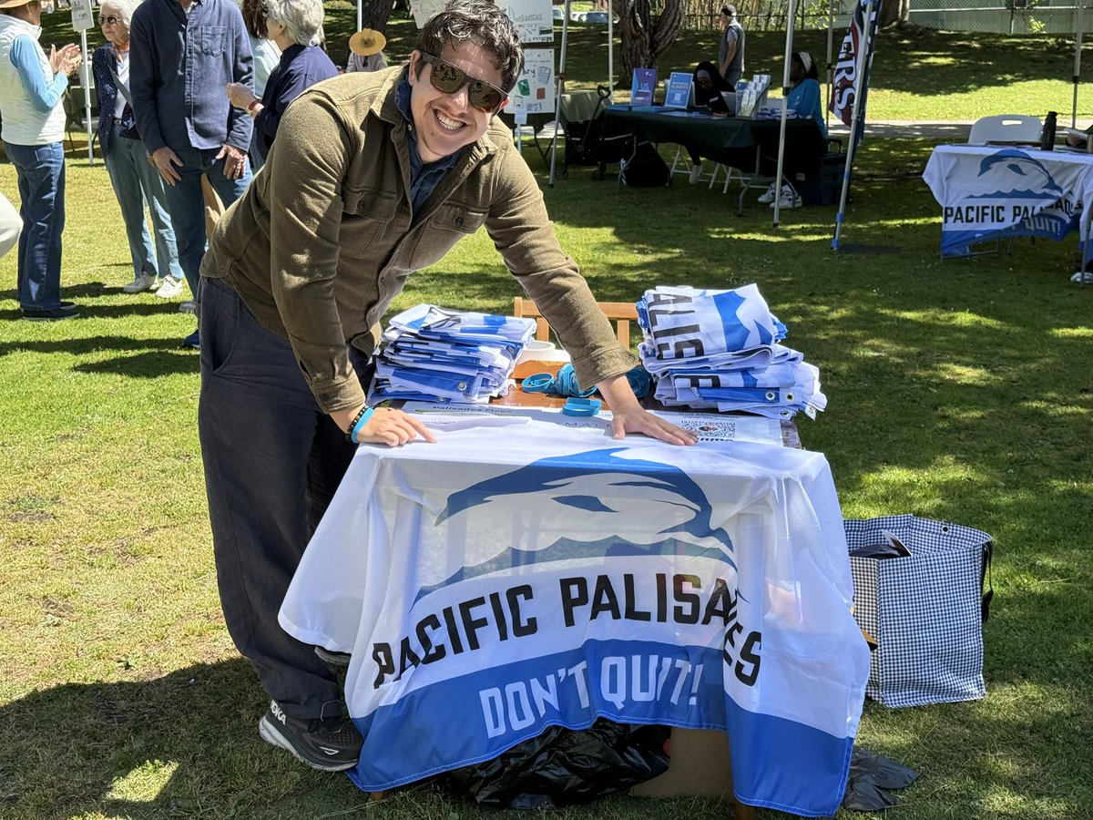 Airport2Park's tweet photo. Hundreds of our displaced Pacific Palisades neighbors, community groups &amp; local leaders gathering in Clover Field Park in Santa Monica to reconnect, recharge, and celebrate the unbreakable heart of the Palisades. #palisadesstrong #lastrong #1pali #rebuild #pacificpalisades https://t.co/1QbTaxlROT