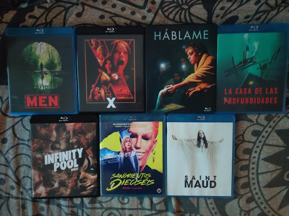 Mientras que no lleguen de forma legal algunos de los Customs de Pelis de mi colección que me encantan...La Casa de las Profundidades firmada por sus Directores Maury y Bustillo en Sitges Festival tras quejarme a ellos de la nula distribución en nuestro pais de sus obras.Triste!