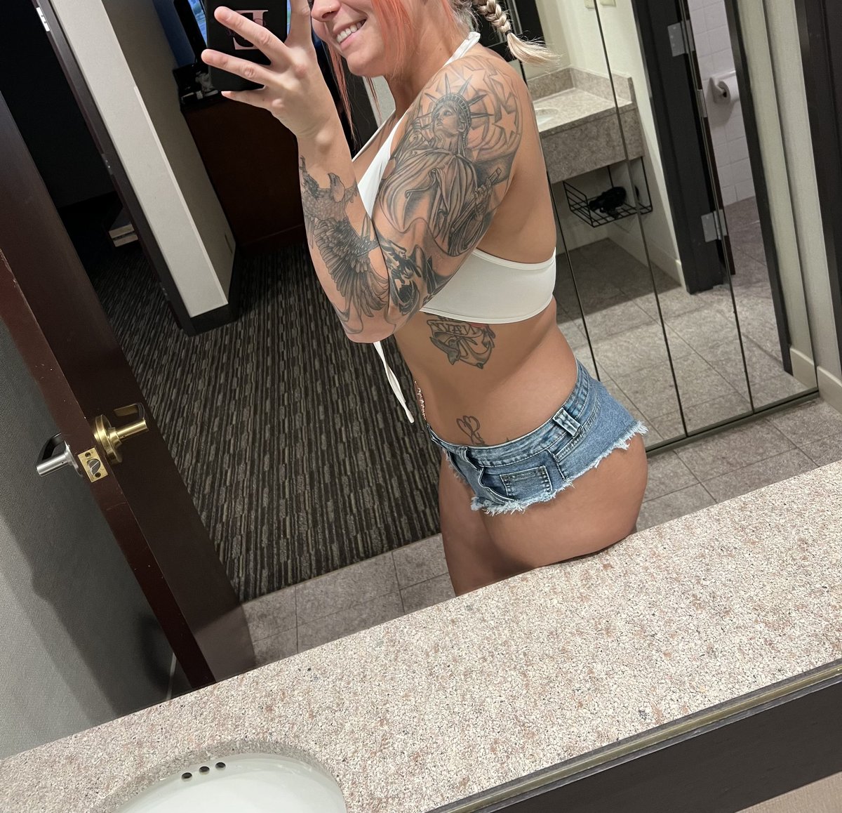 AJSmiles6969's tweet photo. This outfit was definitely a hit 😁 https://t.co/zliEVyTqiE