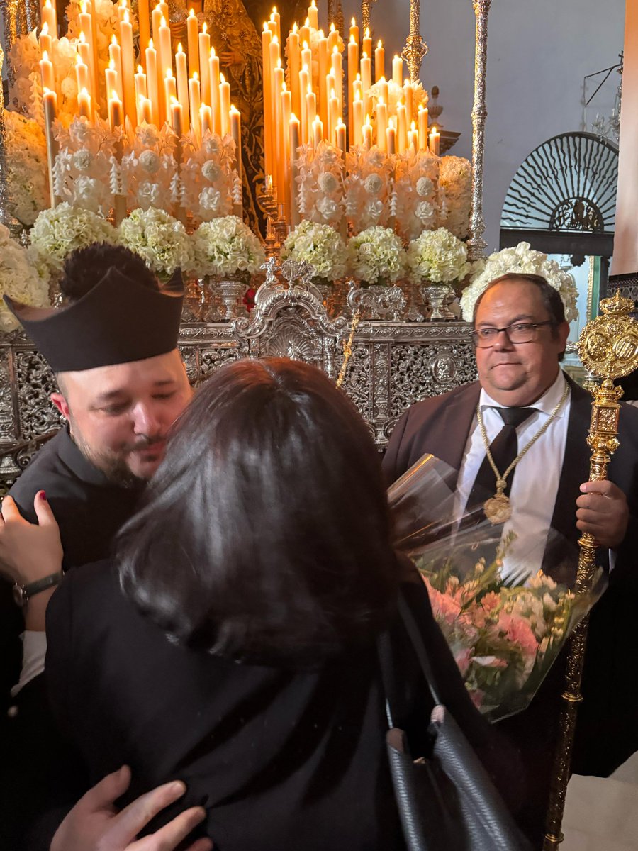 Virginiaperez11's tweet photo. Gracias @maruhuevar, alcaldesa de #HuévardelAljarafe por la cariñosa acogida hoy en su pueblo en la ofrenda floral a la Virgen de la Soledad Coronada de Huévar. Gracias a su Hermano Mayor, al Párroco y a todos l@s herman@s a los que llevaré siempre en mi corazón. Gracias. https://t.co/JcYnKqqAVy