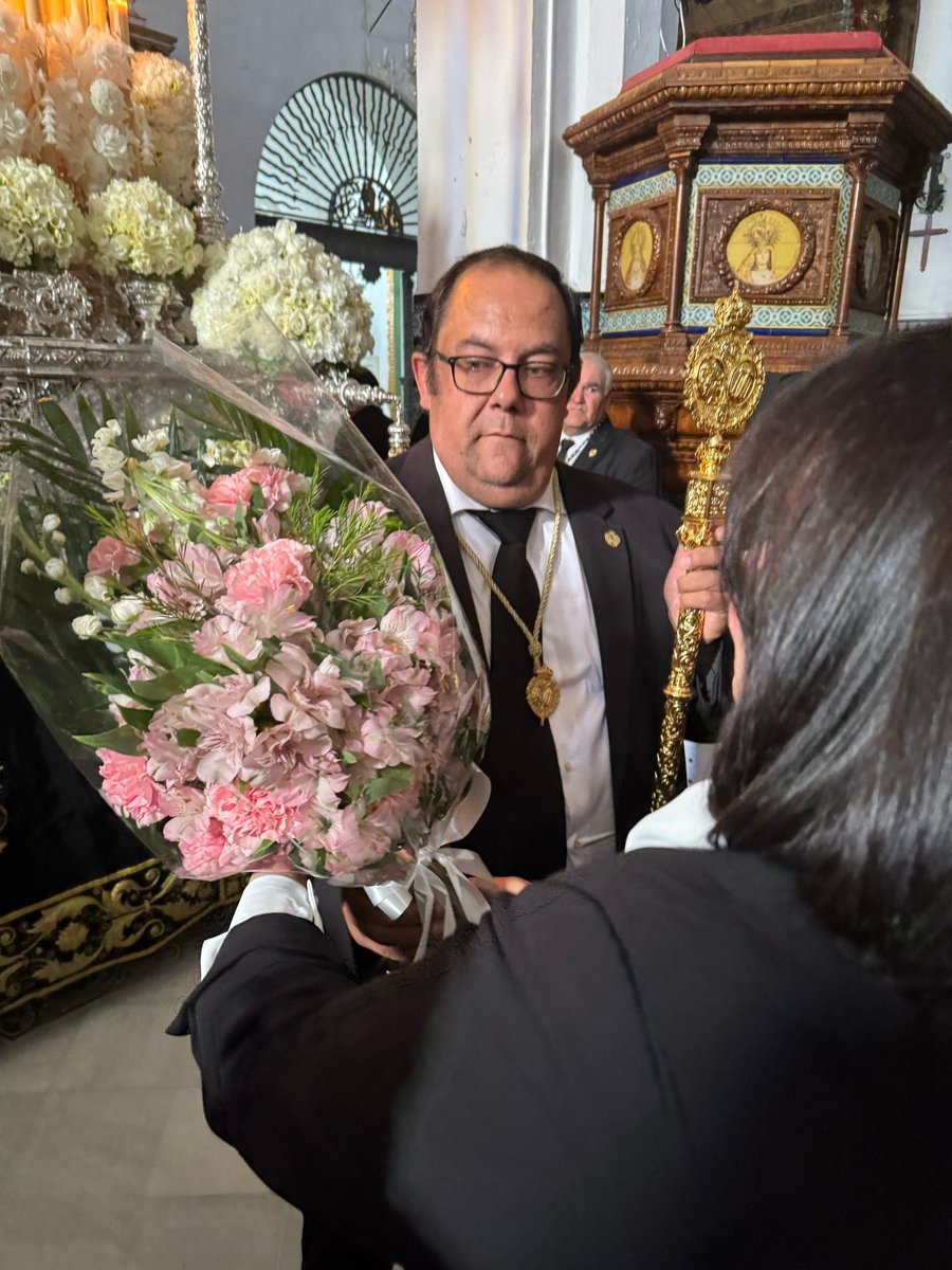 Virginiaperez11's tweet photo. Gracias @maruhuevar, alcaldesa de #HuévardelAljarafe por la cariñosa acogida hoy en su pueblo en la ofrenda floral a la Virgen de la Soledad Coronada de Huévar. Gracias a su Hermano Mayor, al Párroco y a todos l@s herman@s a los que llevaré siempre en mi corazón. Gracias. https://t.co/JcYnKqqAVy
