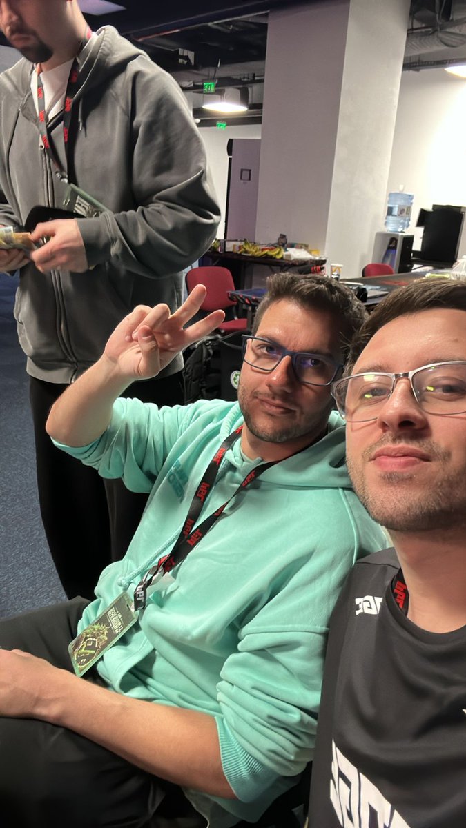 Cuidado pra não acabar a franquia da internet, pq essa foto tá pesada!!!!

Pai e filho 🥰🤝🏻