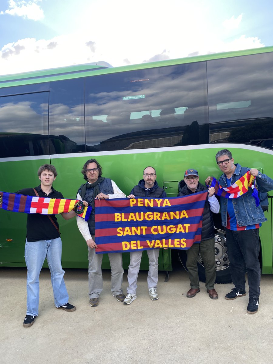 pbsantcugat's tweet photo. 👏 ⚽ El primer equip masculí de futbol del @FCBarcelona_cat, líder, ha remuntat un 1 a 3 al Celta i s'ha imposat (4-3).

👏 Avui ens han acompanyat a l'autocar els equips sub-13 B i cadet C i D de la PB #SantCugat-H8S!

👏 Amb els amics de la @P_B_London !

🔵🔴 Visca el Barça! https://t.co/gIuX7dYOjG