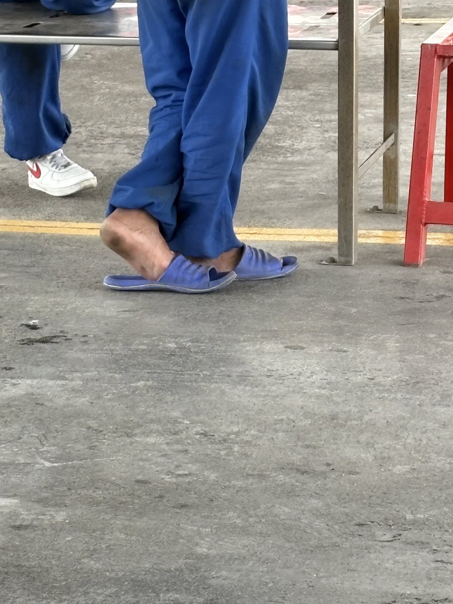 Sábado de sábanas limpias y pies mugrosos.