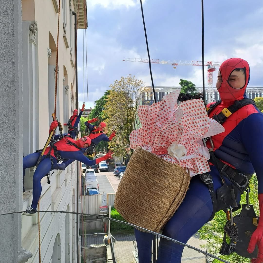 MassimoSertori_'s tweet photo. 🦸♂️🐣💙 I #Supereroi sono tornati a far visita ai #bambini ricoverati nella Clinica Pediatrica #DeMarchi del #PoliclinicodiMilano.
4 #Spiderman si sono calati dalla facciata dell’#ospedale per donare ai piccoli #pazienti, i nostri veri #eroi, le #uova di #cioccolato. https://t.co/MzXz8fFqWN