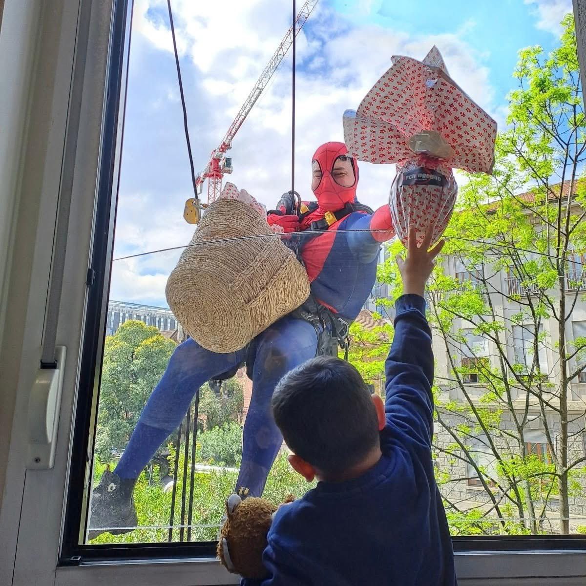 MassimoSertori_'s tweet photo. 🦸♂️🐣💙 I #Supereroi sono tornati a far visita ai #bambini ricoverati nella Clinica Pediatrica #DeMarchi del #PoliclinicodiMilano.
4 #Spiderman si sono calati dalla facciata dell’#ospedale per donare ai piccoli #pazienti, i nostri veri #eroi, le #uova di #cioccolato. https://t.co/MzXz8fFqWN