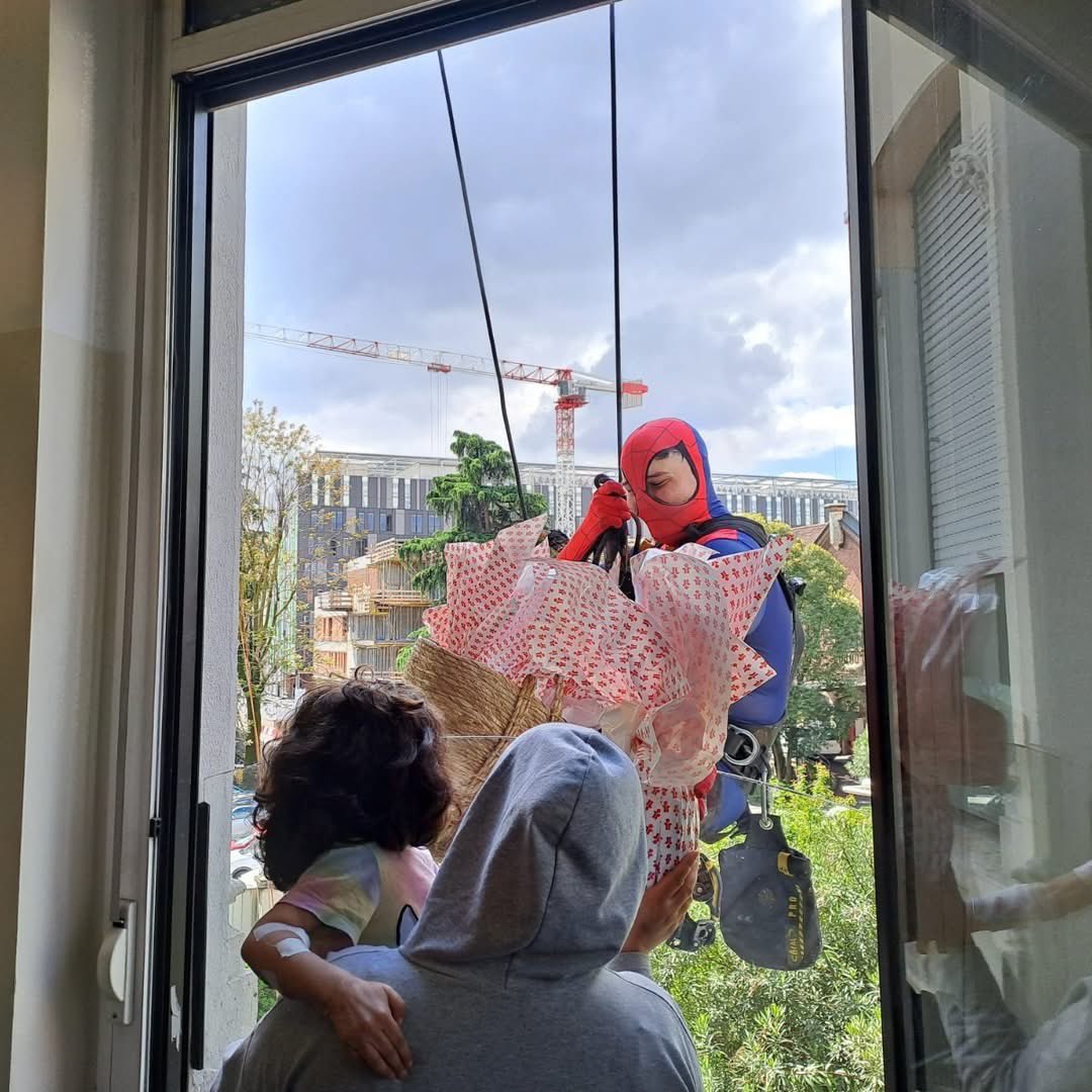 MassimoSertori_'s tweet photo. 🦸♂️🐣💙 I #Supereroi sono tornati a far visita ai #bambini ricoverati nella Clinica Pediatrica #DeMarchi del #PoliclinicodiMilano.
4 #Spiderman si sono calati dalla facciata dell’#ospedale per donare ai piccoli #pazienti, i nostri veri #eroi, le #uova di #cioccolato. https://t.co/MzXz8fFqWN