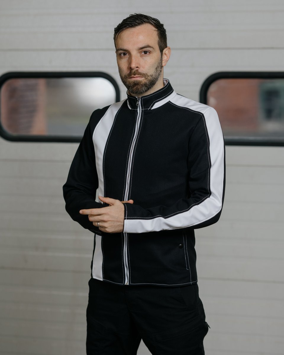 VolanteDesign's tweet image. 🏁 The race is on! Speed Racer’s dynamic speed vs. Racer X’s stealthy precision. 

Two iconic jackets, one track—which side will you choose?

bit.ly/4cDPsAD

#SpeedRacer #RacerX #VolanteDesign #Tatsunoko