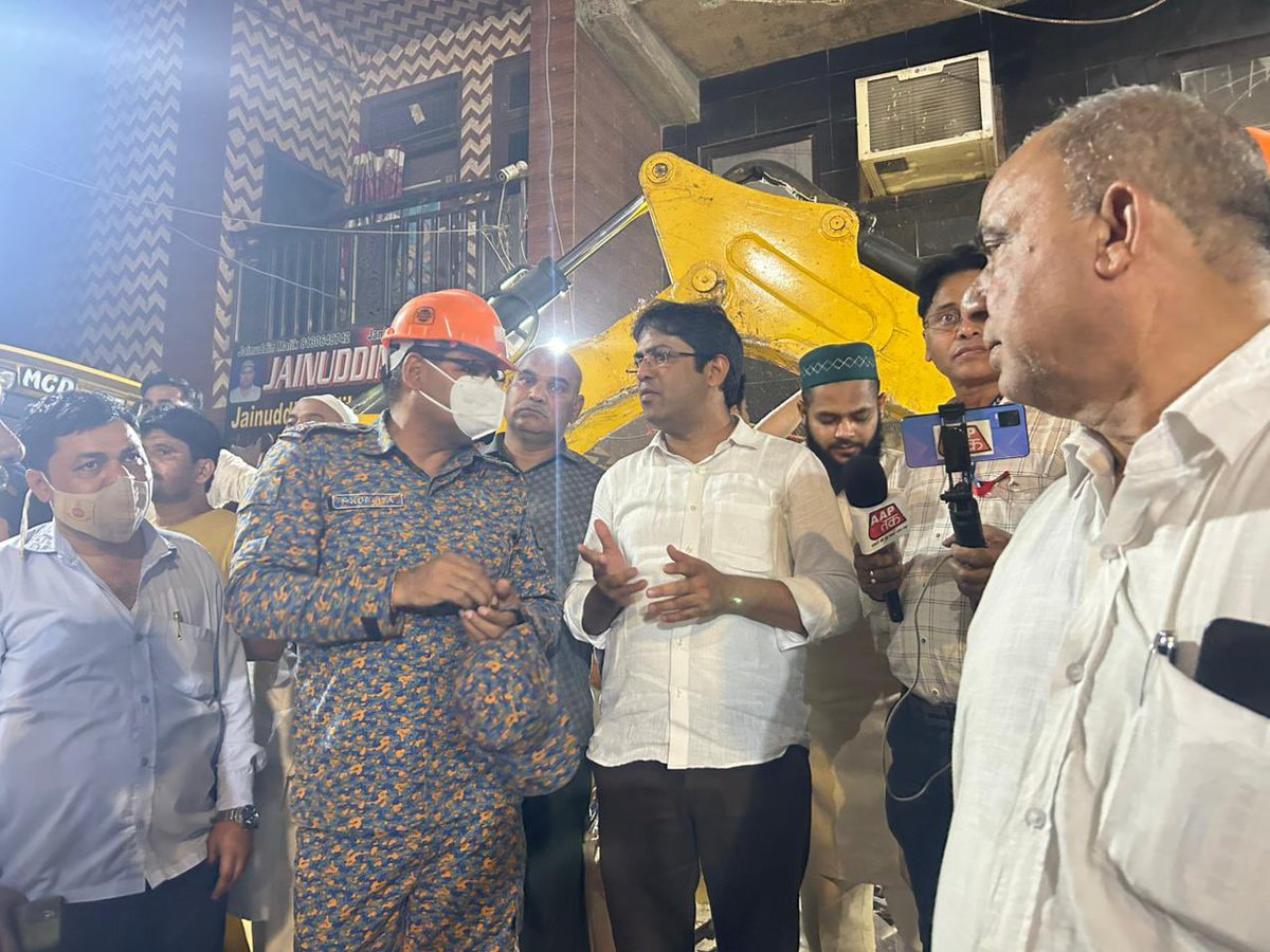 AAP (@aamaadmiparty) on Twitter photo मुस्तफाबाद में इमारत गिरने से हुई दर्दनाक घटना के बाद, पूर्व AAP प्रत्याशी <a href="/AdilKhanAAP/">Adil Ahmad Khan</a> जी सुबह से राहत और बचाव कार्यों की लगातार निगरानी कर रहे हैं।
इस कठिन समय में मुस्तफाबाद की जनता के साथ AAP लगातार खड़ी है। मुस्तफाबाद में इमारत गिरने से हुई दर्दनाक घटना के बाद, पूर्व AAP प्रत्याशी <a href="/AdilKhanAAP/">Adil Ahmad Khan</a> जी सुबह से राहत और बचाव कार्यों की लगातार निगरानी कर रहे हैं।
इस कठिन समय में मुस्तफाबाद की जनता के साथ AAP लगातार खड़ी है।