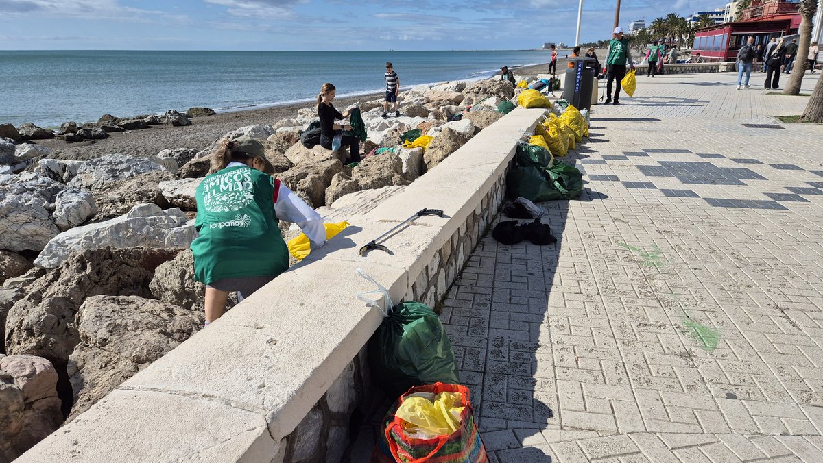 🌊💚 ¡Limpieza en el Espigón Casa José! 💚🌊

✨ Hemos recogido residuos de este espacio y nos encontramos con un gran número de latas, botellas de vidrio, plástico y hasta ropa.

🗑️ Queremos agradecer a las personas que se pararon a hablar con nosotr@s.

💪🏼 ¡Junt@s podemos!