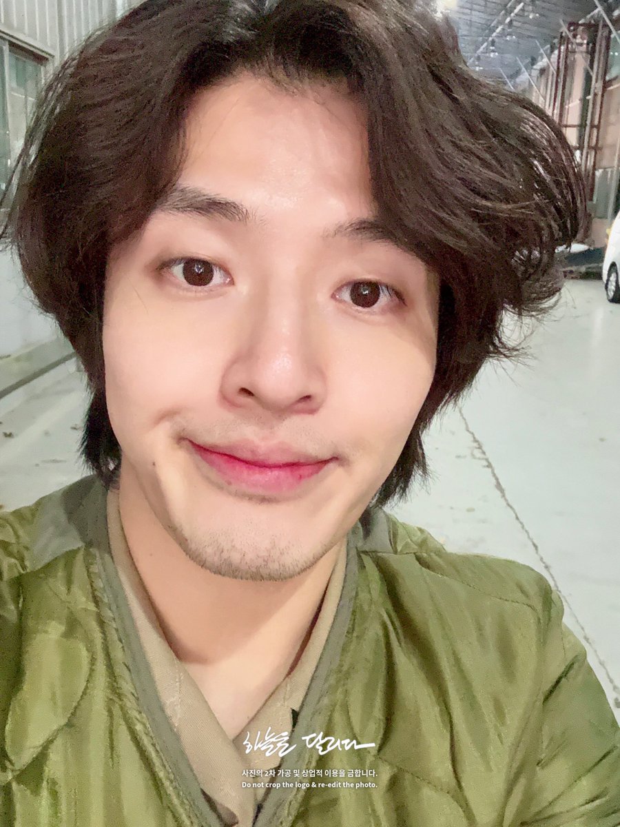 📸 #강하늘 영화 야당 커피차 서포트 셀카

하늘 농담곰.... 정말 너야?
구치소에서도 Chill한 이강수😎

💚<야당> 지금 바로 극장에서 확인! 

#야당 #영화야당 #절찬상영중 #Yadang_TheSnitch