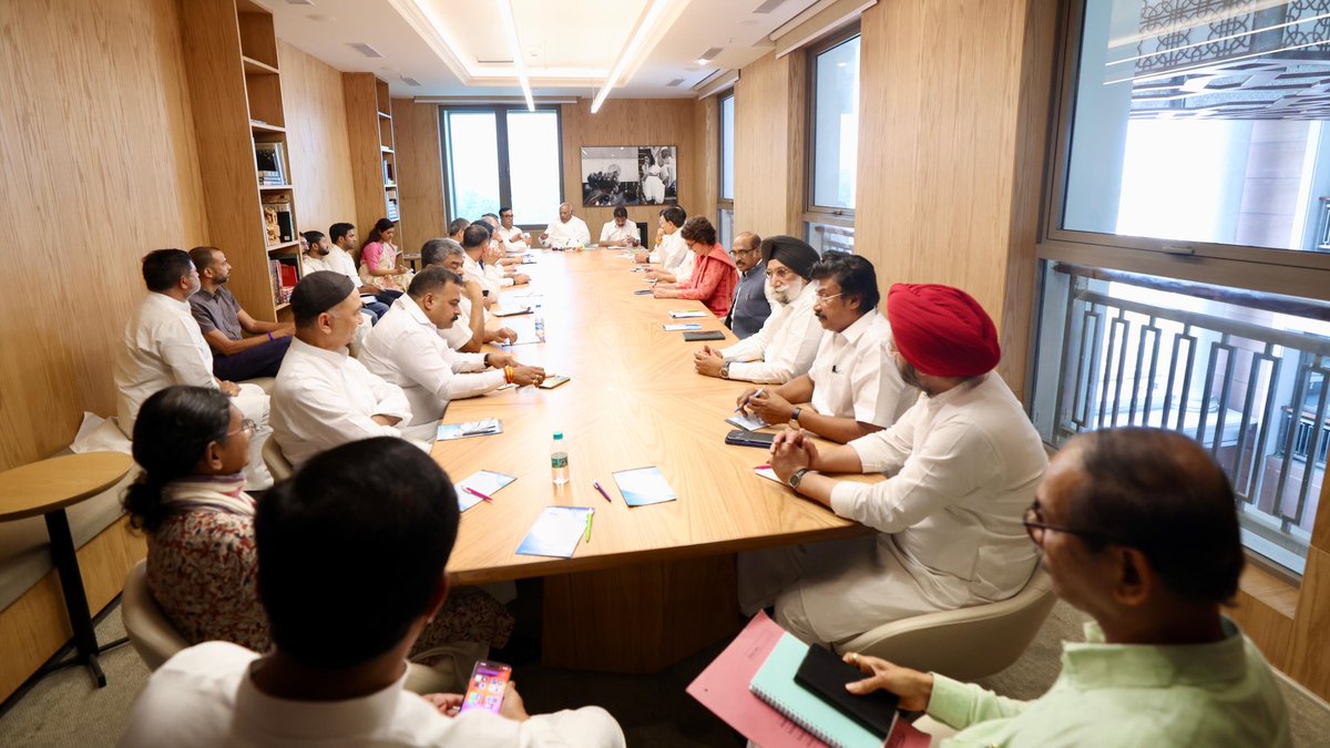 KRajuINC's tweet photo. आज 19 अप्रैल 2025 को शाम 4:00 बजे से इ���दिरा भवन में माननीय @INCIndia अध्यक्ष श्री मल्लिकार्जुन @kharge जी की अध्यक्षता में सभी महासचिवों, प्रभारियों और सभी फ्रंटल संगठनों के प्रमुखों की बैठक में भाग लिया। https://t.co/nYyTrSa5se