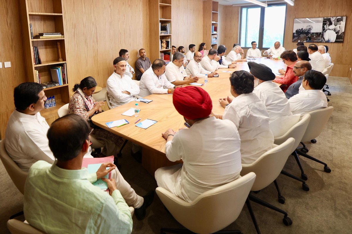 KRajuINC's tweet photo. आज 19 अप्रैल 2025 को शाम 4:00 बजे से इ���दिरा भवन में माननीय @INCIndia अध्यक्ष श्री मल्लिकार्जुन @kharge जी की अध्यक्षता में सभी महासचिवों, प्रभारियों और सभी फ्रंटल संगठनों के प्रमुखों की बैठक में भाग लिया। https://t.co/nYyTrSa5se