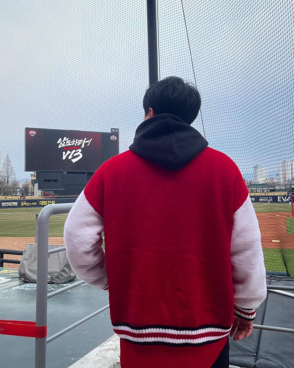 #크보자켓 FO

배색포인트 덕분에 무한메리야스의 지루함이 안느껴지는건 처음이에요 ⁰̷̴͈꒨⁰̷̴͈