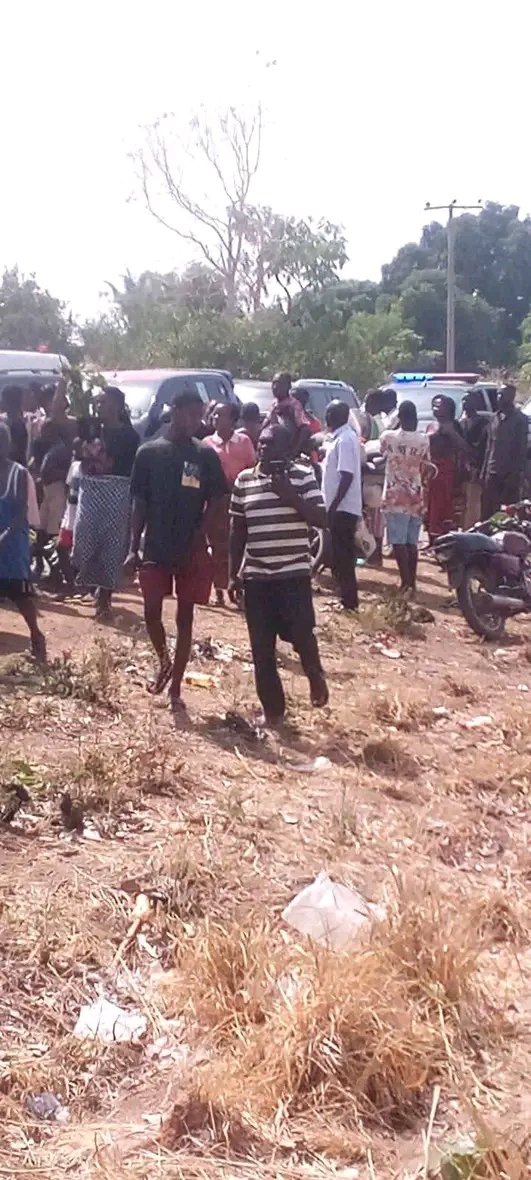 MuchTalksBlog1's tweet photo. Breaking news 🗞️ 

Angry 😠 😡 youths from zaki biam, Benue State rejected Governor Rev,Fr,Hycient Iormen Alia.

The Angry youths refuse that the Governor has no business and has no rights to touch his feat on the soil of Zaki Biam,despite the intervention of chairman ukum Hon Jonathan Modi and some other prominent sons of the soil. 

Stay turned for more.