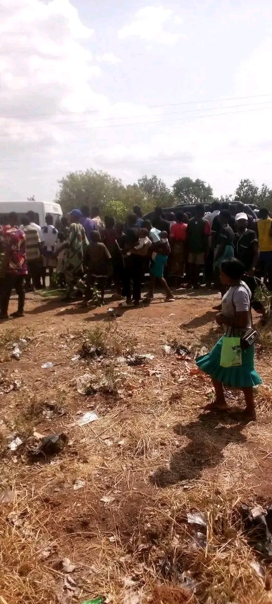MuchTalksBlog1's tweet photo. Breaking news 🗞️ 

Angry 😠 😡 youths from zaki biam, Benue State rejected Governor Rev,Fr,Hycient Iormen Alia.

The Angry youths refuse that the Governor has no business and has no rights to touch his feat on the soil of Zaki Biam,despite the intervention of chairman ukum Hon Jonathan Modi and some other prominent sons of the soil. 

Stay turned for more.