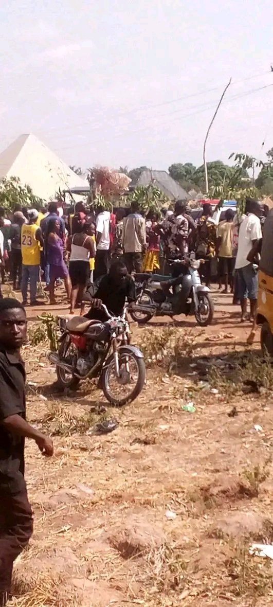 MuchTalksBlog1's tweet photo. Breaking news 🗞️ 

Angry 😠 😡 youths from zaki biam, Benue State rejected Governor Rev,Fr,Hycient Iormen Alia.

The Angry youths refuse that the Governor has no business and has no rights to touch his feat on the soil of Zaki Biam,despite the intervention of chairman ukum Hon Jonathan Modi and some other prominent sons of the soil. 

Stay turned for more.