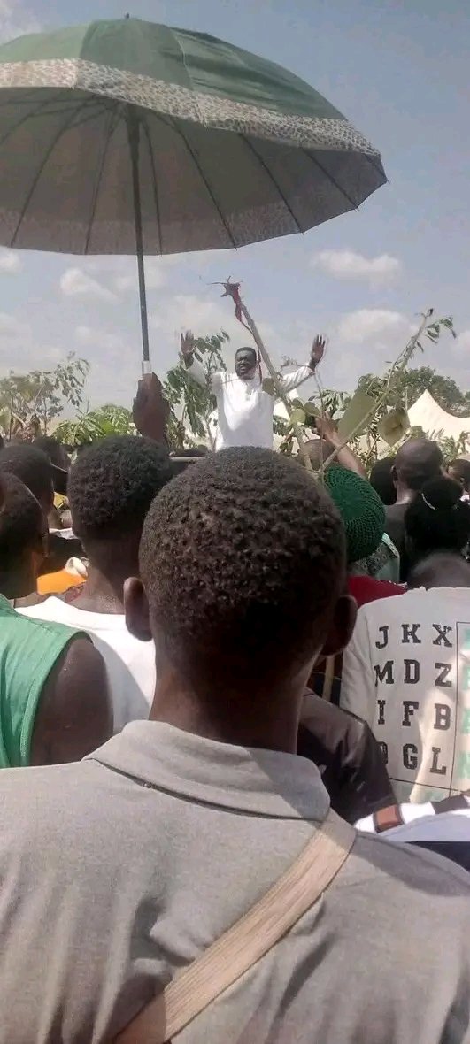 MuchTalksBlog1's tweet photo. Breaking news 🗞️ 

Angry 😠 😡 youths from zaki biam, Benue State rejected Governor Rev,Fr,Hycient Iormen Alia.

The Angry youths refuse that the Governor has no business and has no rights to touch his feat on the soil of Zaki Biam,despite the intervention of chairman ukum Hon Jonathan Modi and some other prominent sons of the soil. 

Stay turned for more.