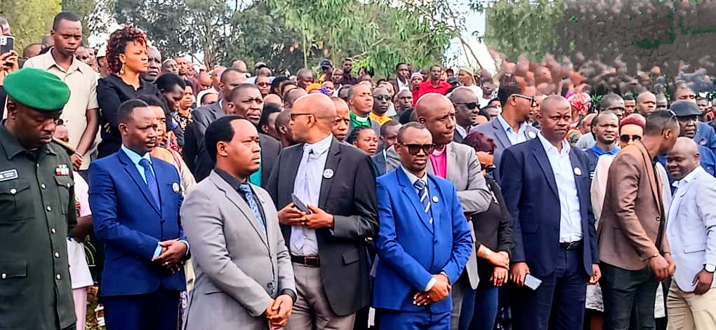 AmaniPatient2's tweet photo. @RyvcpKamonyi uyu mumsi twifatanyije nabaturiye Umurenge wa Rukoma mu Kwibuka Jenoside yakorewe abatutsi 1994 igikorwa cyabereye ahitwa mu kiryamo cy'inzovu. 
#Kwibuka31 
@KwibukaRwanda @Ibuka_Rwanda @Unity_MemoryRw @Kamonyi https://t.co/igDsJotTmW
