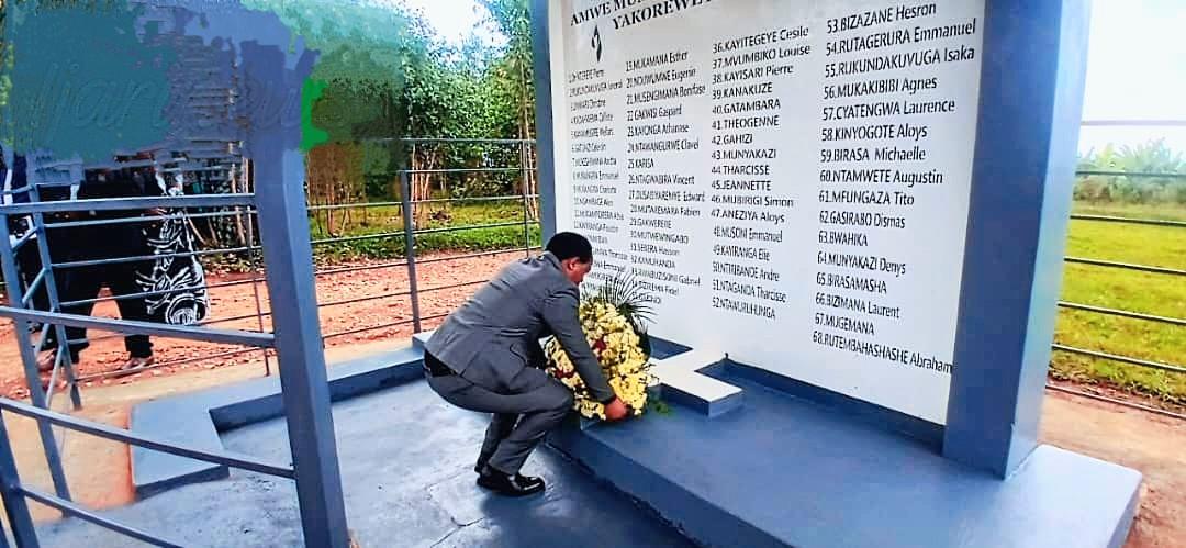 AmaniPatient2's tweet photo. @RyvcpKamonyi uyu mumsi twifatanyije nabaturiye Umurenge wa Rukoma mu Kwibuka Jenoside yakorewe abatutsi 1994 igikorwa cyabereye ahitwa mu kiryamo cy'inzovu. 
#Kwibuka31 
@KwibukaRwanda @Ibuka_Rwanda @Unity_MemoryRw @Kamonyi https://t.co/igDsJotTmW