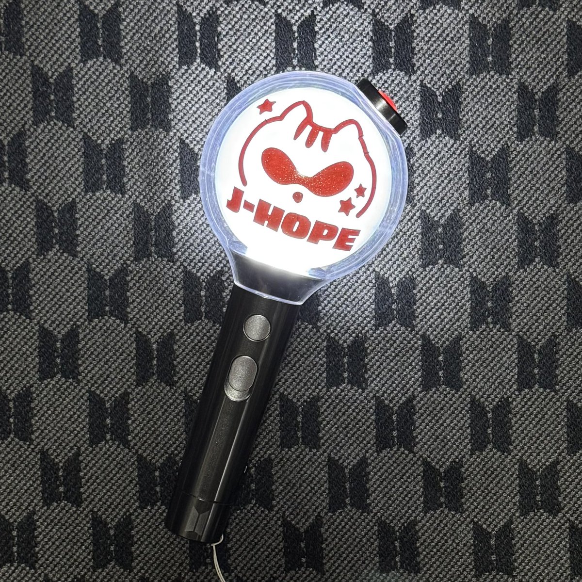 mlk_btsg's tweet photo. 20日 たまアリ会場近辺にて
アミボムステッカー頒布します🤍

貼るとアミボムをデコれます🔍💫
🐿️🕶️デザイン以外に
🐥🐰🐯🐱デザインもあります‼️

過去に作成したアミボムステッカーは
先着数量限定でソンムル🎁します✨

#HOPE_ON_THE_STAGE_TOUR
#HOPE_ON_STAGE_TOUR_SAITAMA
#HOS_TOUR_JAPAN https://t.co/XceJdeDIQt