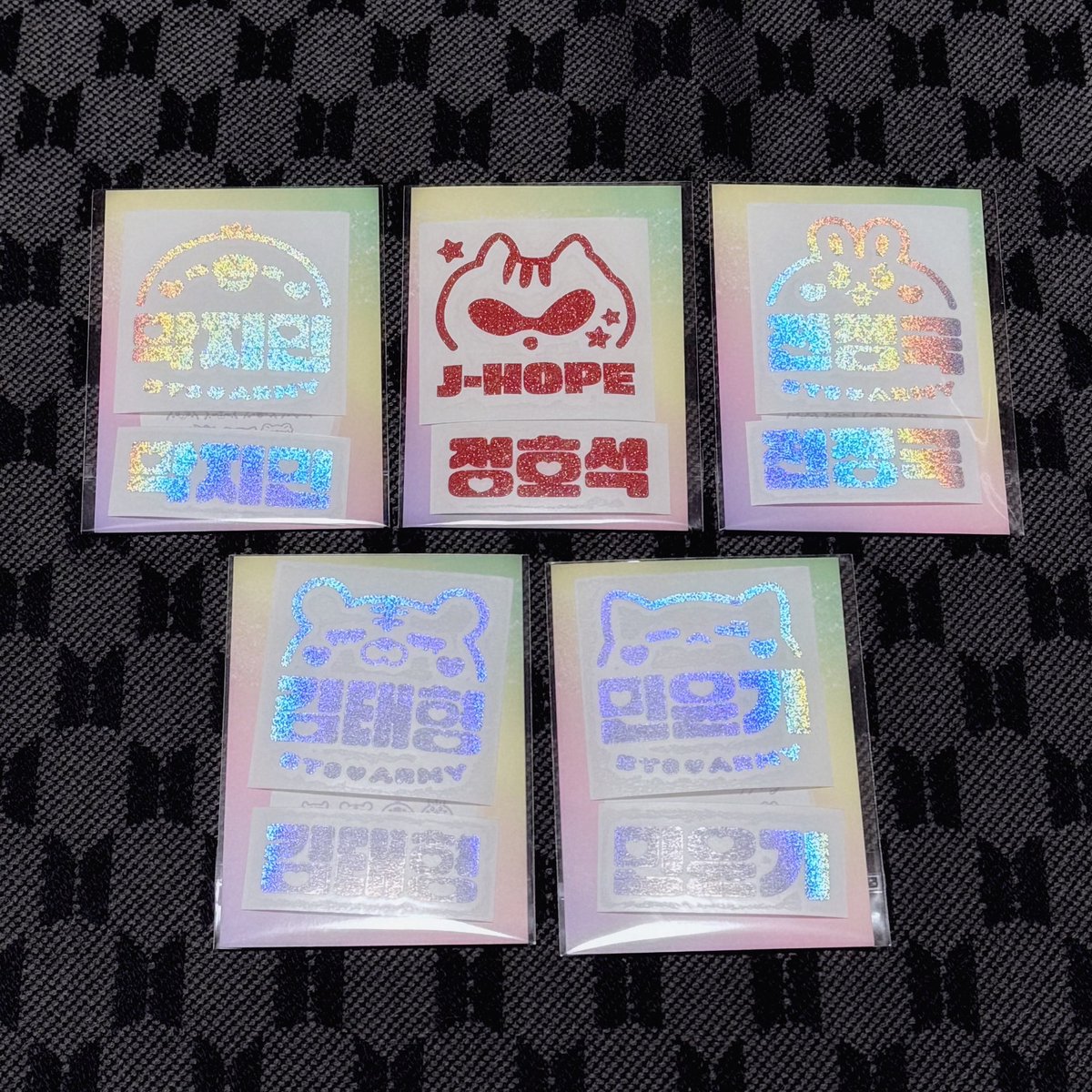 mlk_btsg's tweet photo. 20日 たまアリ会場近辺にて
アミボムステッカー頒布します🤍

貼るとアミボムをデコれます🔍💫
🐿️🕶️デザイン以外に
🐥🐰🐯🐱デザインもあります‼️

過去に作成したアミボムステッカーは
先着数量限定でソンムル🎁します✨

#HOPE_ON_THE_STAGE_TOUR
#HOPE_ON_STAGE_TOUR_SAITAMA
#HOS_TOUR_JAPAN https://t.co/XceJdeDIQt