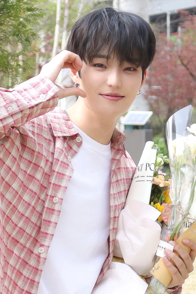 250417 한강 버스킹

졸업사진 바이브🩷🩵

#김성중 #성중 #KIMSUNGJOONG #SUNGJOONG #DNDN