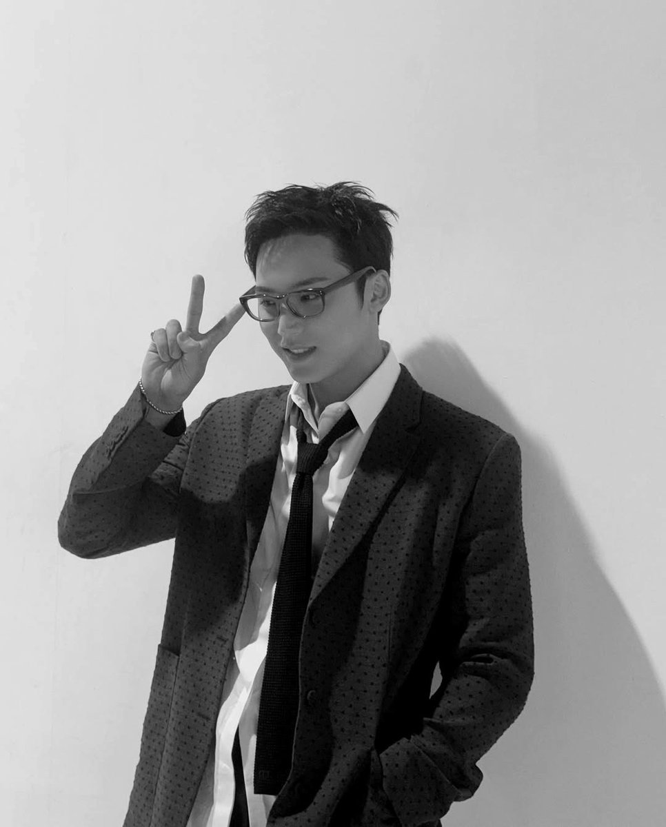 saintreignn's tweet photo. wearing a tie doesn’t mean i’ve got everything figured out. still learning, still laughing, still pulling funny faces between shots; growing, still stumbling. https://t.co/vdvN8BctNs