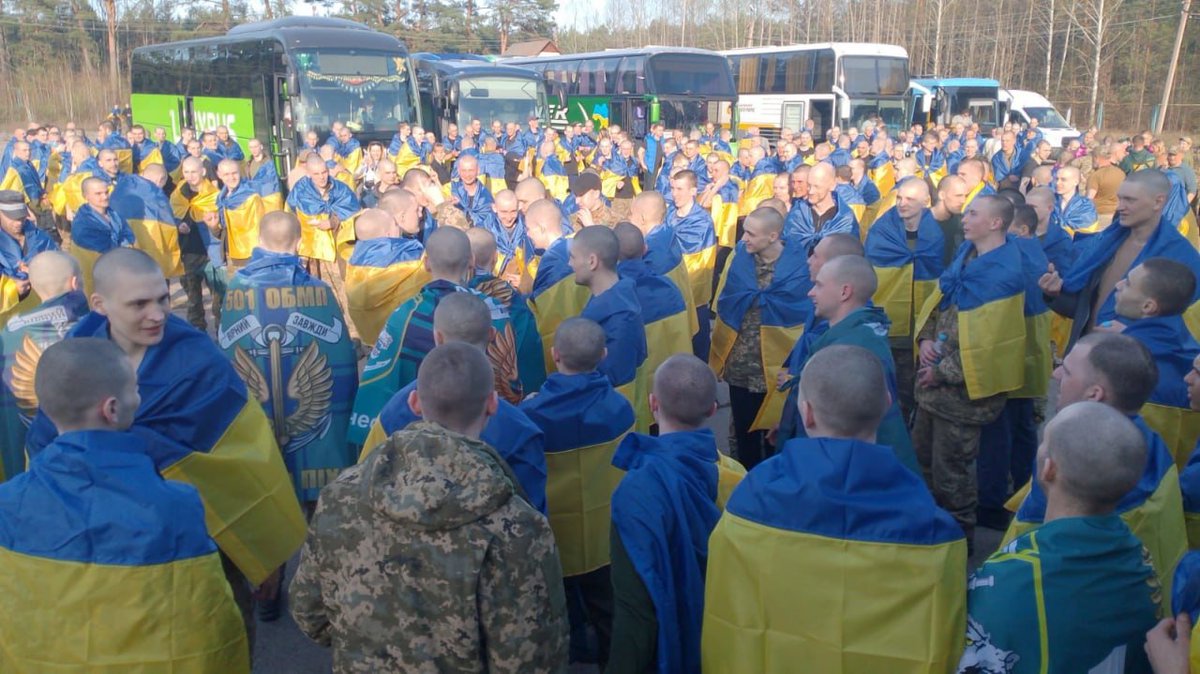 grntmedia's tweet photo. ❤️‍🩹 Наші вдома! 277 українських військових повернулися з полону.

Це воїни Збройних Сил України, Національної гвардії України, Державної спеціальної служби транспорту та прикордонники. Захищали Маріуполь та інші напрямки на Донеччині, Херсонщину, Запоріжжя, Луганщину https://t.co/pzLNp5tepu