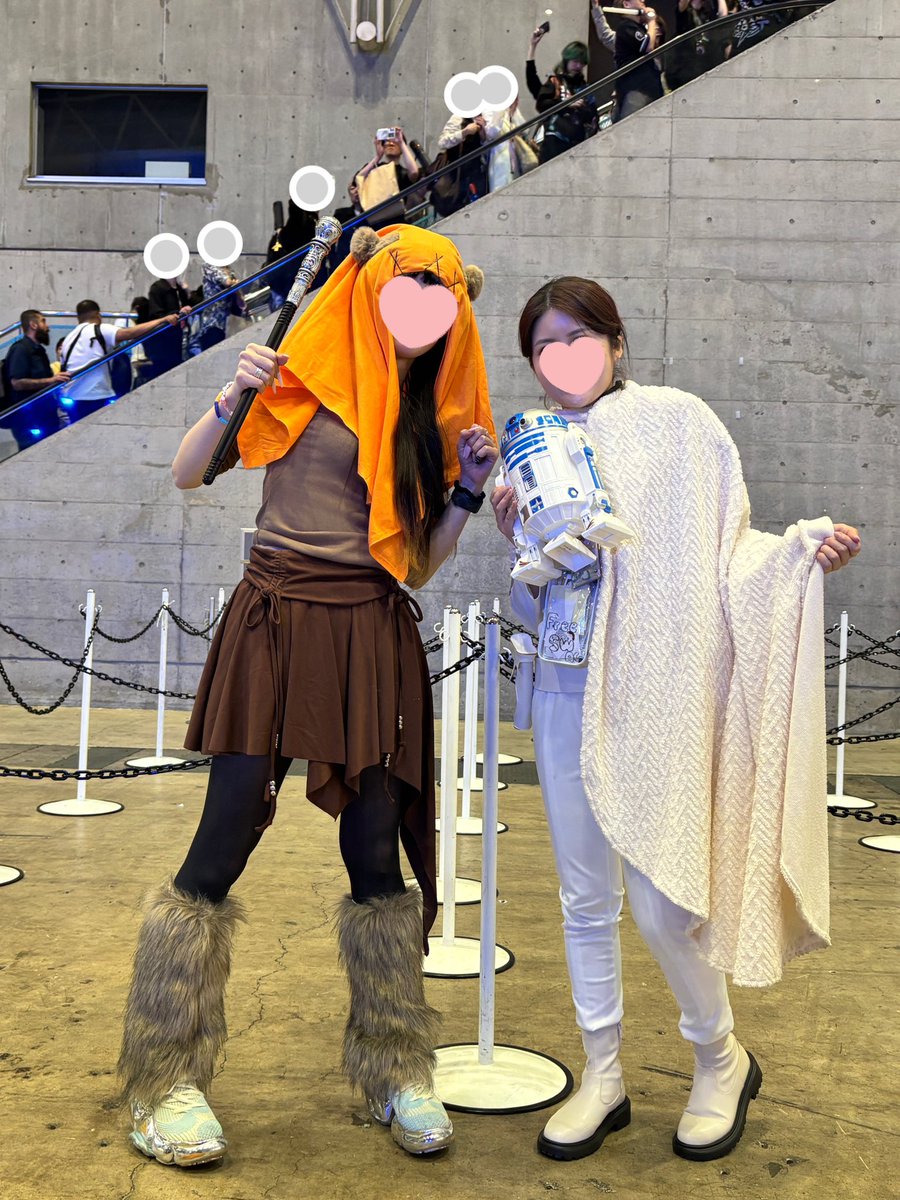 mmi__pu's tweet photo. ずーーっと楽しみにしていたスターウォーズセレブレーションジャパン参加してきました🥹

マッツとヘイデンとも無事に写真撮れて、少しだけ会話？も出来てもう思い残すことはないです🧎🏻‍♀️

人生初コスプレも姉妹で楽しめました！
(パドメ×イウォーク) https://t.co/VoVIp9d5SE