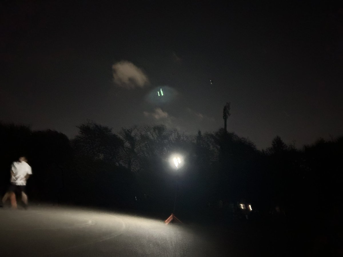 MURontheDL's tweet photo. 地域の利用者がこのフープとコートを共有する意識をもって、環境に感謝して大切にする気持ちを育むためにこれ以上に適したイベントもそうないだろう。プレイヤー同士のなんとなくの繋がりが生まれることも未来に向けてきっと良い。まずは5/6火曜祝日13時から、船橋市運動公園の屋外バスケコートにて！ https://t.co/s27HkWByke