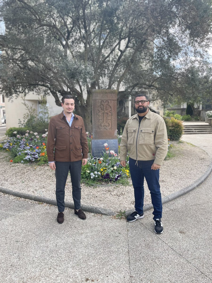 Ravi d’avoir retrouvé mon ami <a href="/ANKarakavorian/">Arthur Njteh Karakavorian</a>, président du <a href="/FRANORSEROUND/">FRA Nor Seround</a>. Un bel échange sur nos engagements dans nos mouvements de jeunesse respectifs <a href="/jeunesreps/">Les Jeunes Républicains</a>, sur les valeurs que nous partageons et des événements à venir ! 

📸 Khatchkar de Montélimar