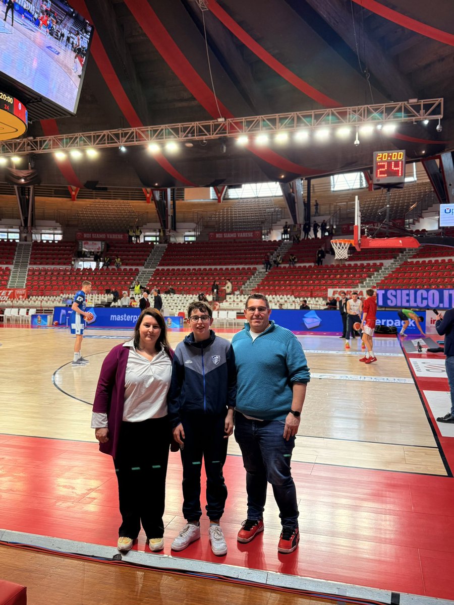PallVarese's tweet photo. Pre-partita speciale per questi tre tifosi di Sassari arrivati a Varese oggi pomeriggio per seguire la @dinamo_sassari ‼️

Buon divertimento ❤️

#PreGameWarmUp #Varese #Sassari https://t.co/1TRLaabBMp