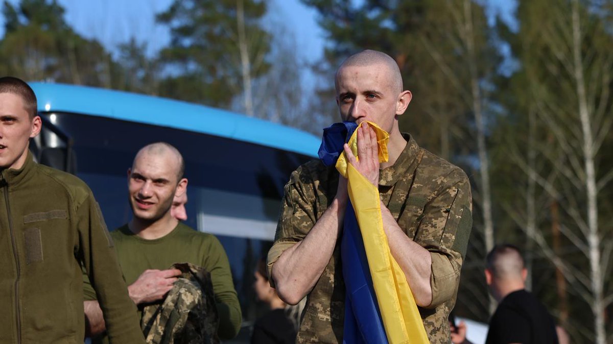 grntmedia's tweet photo. Більшість повернутих з полону воїнів – це молодь після 2000 року народження.

До рядового та сержантського складу належать 268 звільнених, повернуто також 9 офіцерів. Крім того, своїх рідних побачить військовослужбовиця, яка перебувала в неволі з травня 2022 року. https://t.co/k7iejleMz3
