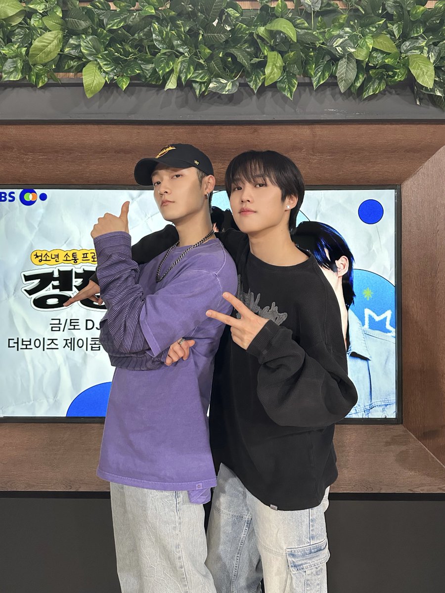 THEBOYZ_officl's tweet photo. [📸] 제이콥&amp;케빈 청소년소통프로젝트 경청 DJ 완료🎧 밤마다 배디와 문디의 목소리를 듣고 있으면 기분이 몽글몽글☁ 오늘도 마음 기울여 줘서 고마워요🤍

#THEBOYZ #더보이즈
#JACOB #제이콥 #KEVIN #케빈 https://t.co/CDELjfm5lN