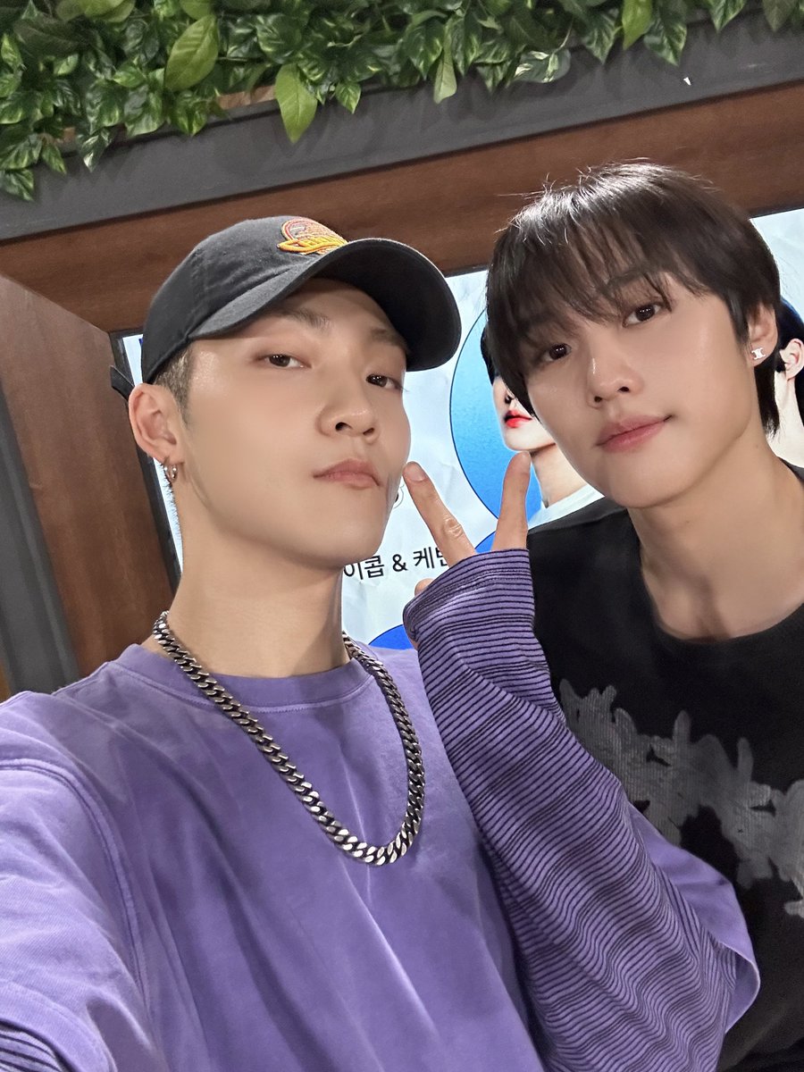 THEBOYZ_officl's tweet photo. [📸] 제이콥&amp;케빈 청소년소통프로젝트 경청 DJ 완료🎧 밤마다 배디와 문디의 목소리를 듣고 있으면 기분이 몽글몽글☁ 오늘도 마음 기울여 줘서 고마워요🤍

#THEBOYZ #더보이즈
#JACOB #제이콥 #KEVIN #케빈 https://t.co/CDELjfm5lN